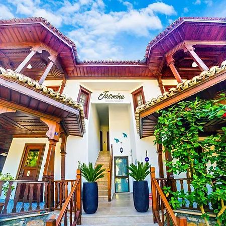 Jasmine Akyaka * Ula